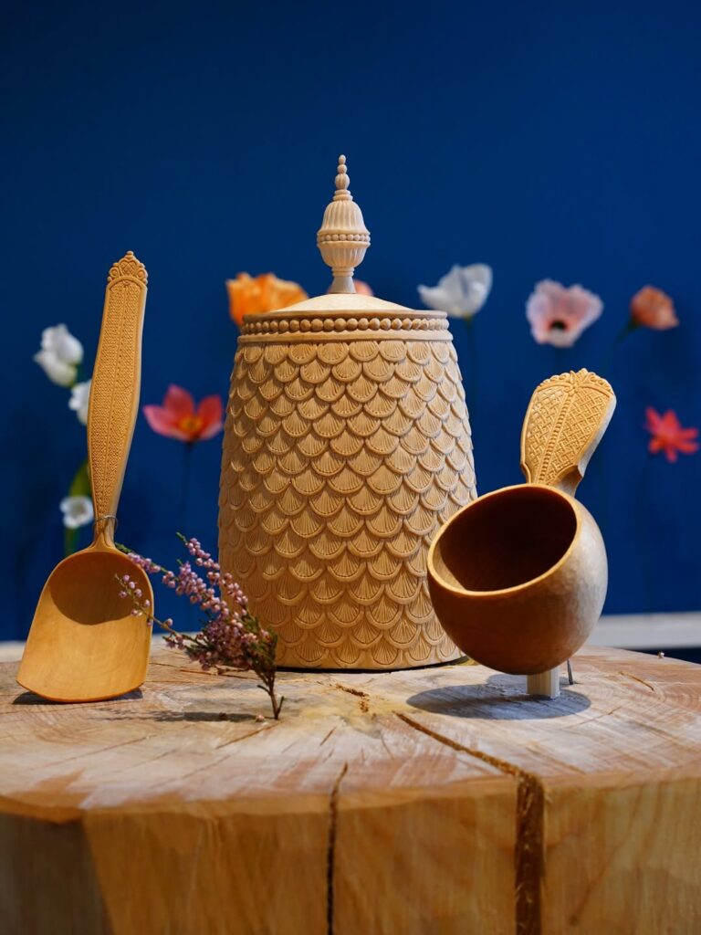 Carved box, spoon and kuksa