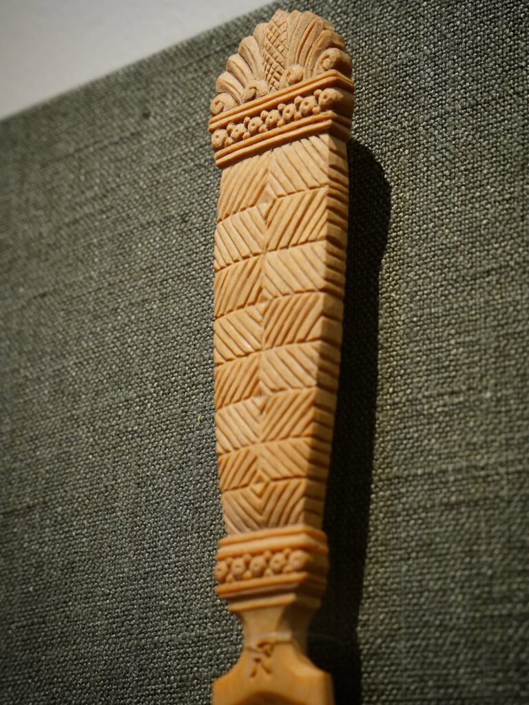 Detailed carvings on spon
