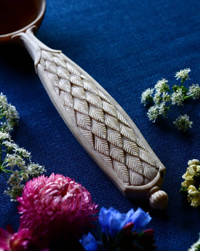 Carving patterns on spoon